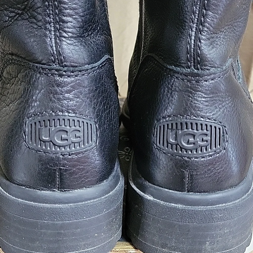 VGUC- UGG Leather Lug Sole Chelsea Boot